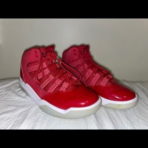 Jordan max auras red